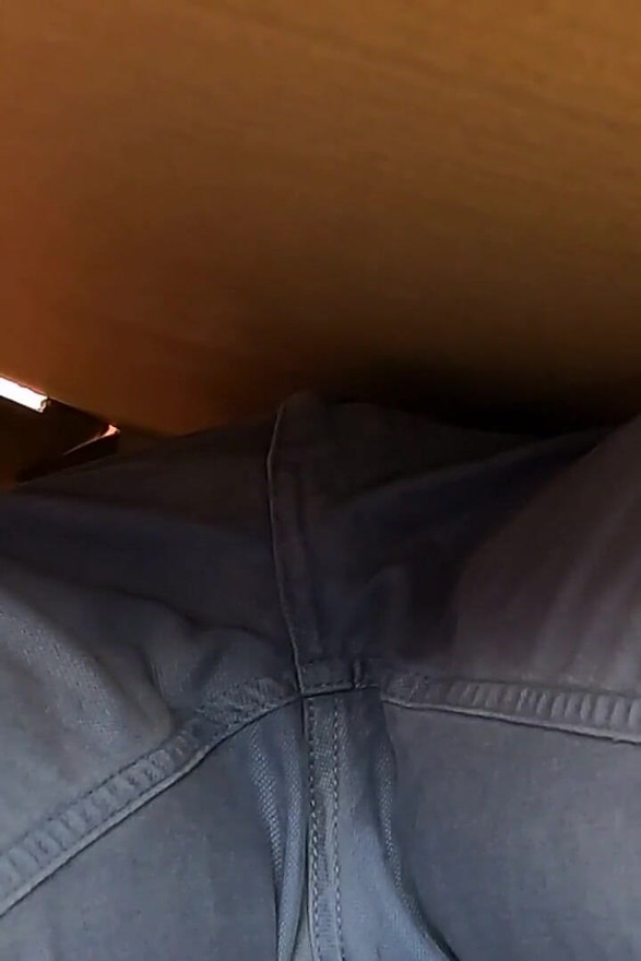 Me enojé en una caja en la calle y me las arreglé para correrme mientras veía gente peligrosamente cercana