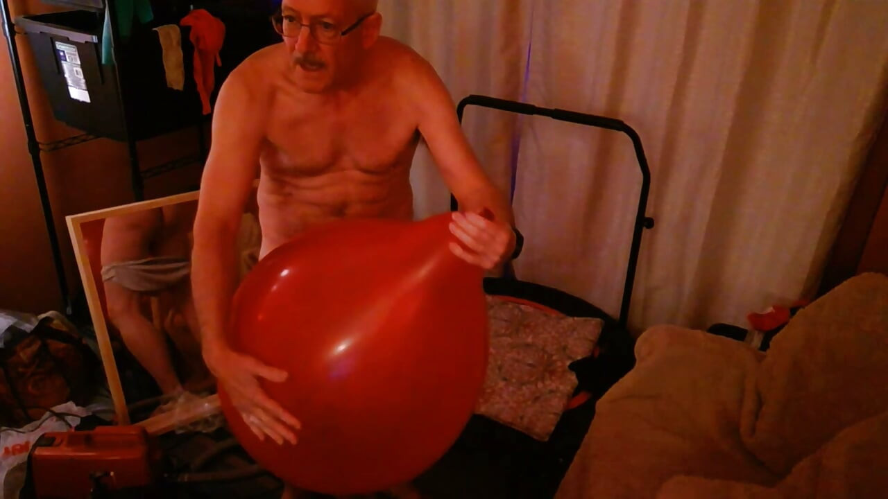 159) שני בלונים עגולים גדולים עם קרם מתפוצצים!