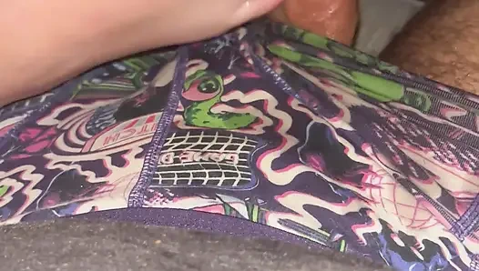 Hinterhältiger footjob mit perfekt eingeölten zehen