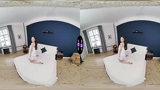 Возбужденная девушка светит своей киской, затем грубо трахает себя - TmwVRnet