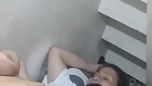 Cewek itu minta tolong sama aku supaya jilat memeknya lagi