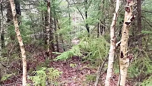 Киска писает воду на скале