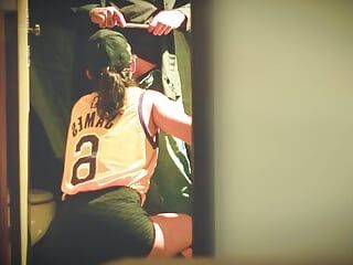 バスケットボール選手は、ジムのバスルームでコーチにフェラチオをします。