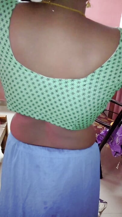 Indiana tamil esposa Renu molhada nua, toalha de corpo seco e saree lento vestindo provocação! Indianhotwifex