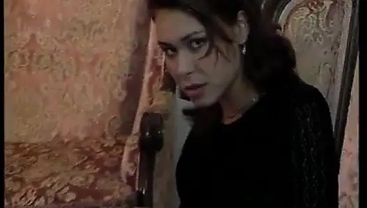 Bu sevimli sarışın bebek açık havada amıyla oynamak zorunda