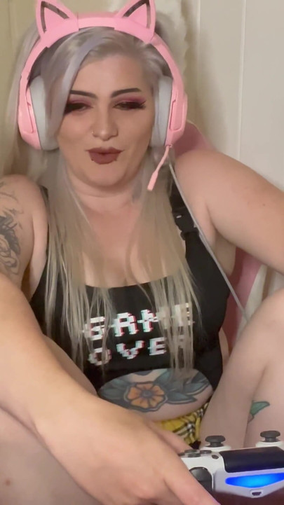 Gamer girl ajuda você a gozar na contagem regressiva joi