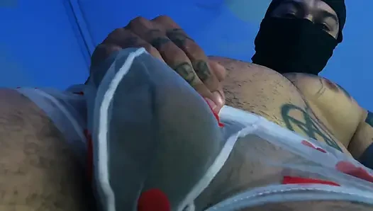 Dev Bir Iblis, Poposuyla Oynarken Küçük Bir Insanın Izlenmesine Izin Verir.
