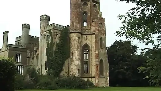 Юной блондинке на высоких каблуках лижут и вспахали ее мокрую киску