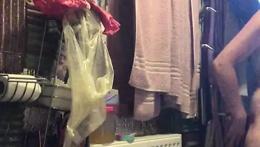 Nackte reinigung, teeschütten-zubereitung