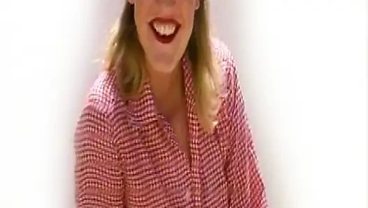 Blondine steckt glasflasche tief in ihre muschi ein