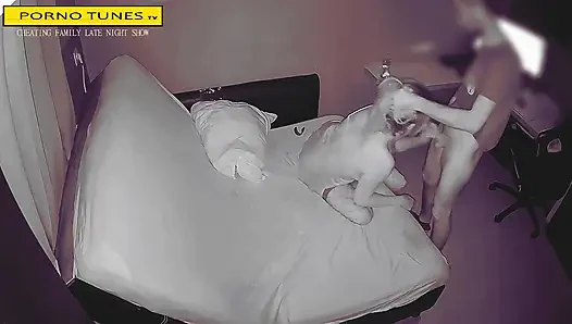 Неверную жену молодой сосед поздно ночью