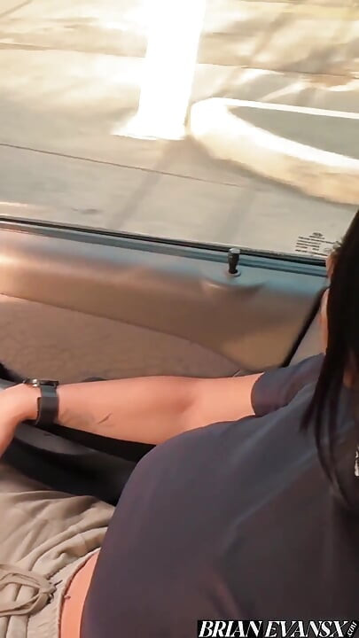 Göğüslü MILF Silvana Lee, Brian Evansx'in Arabasına Binip Evde Sevişmeye Devam Ediyor