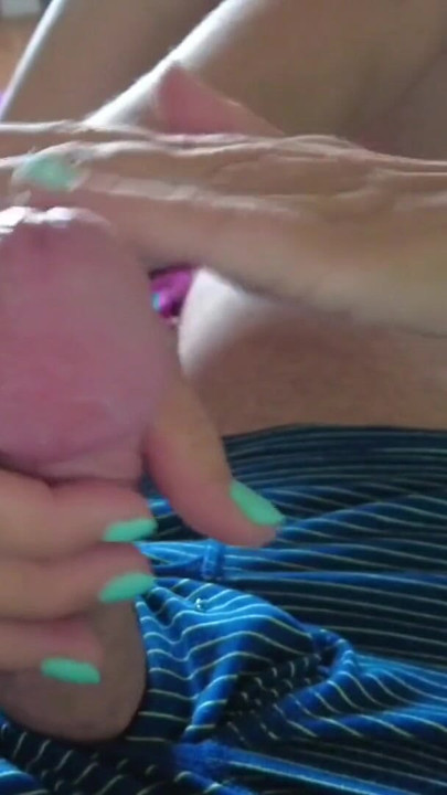 Le doy a mi esposo una paja para relajarlo | Clip 1