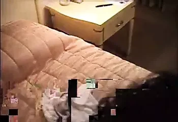 Dve azijske devojke zadovoljavaju srećnog čoveka