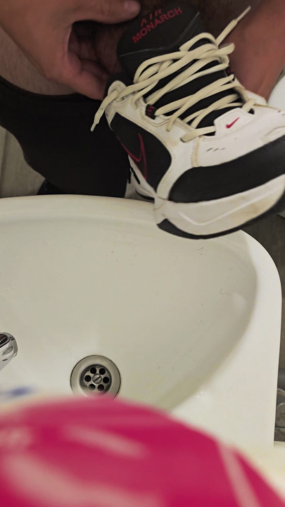 Scuipă și fute-o pe Nike Air Monarch