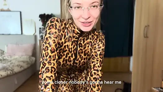 Dominatrix kıyafetleri açıkta deniyor