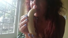 Une MILF se fait baiser par une banane