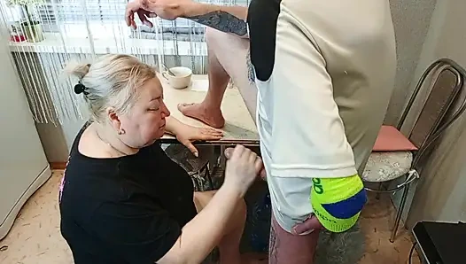 днем, я трахаю мою соседку в рот на кухне и кончаю