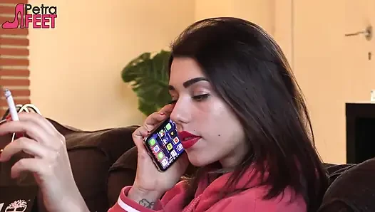 Muhteşem İtalyan hatunla sigara içiyor