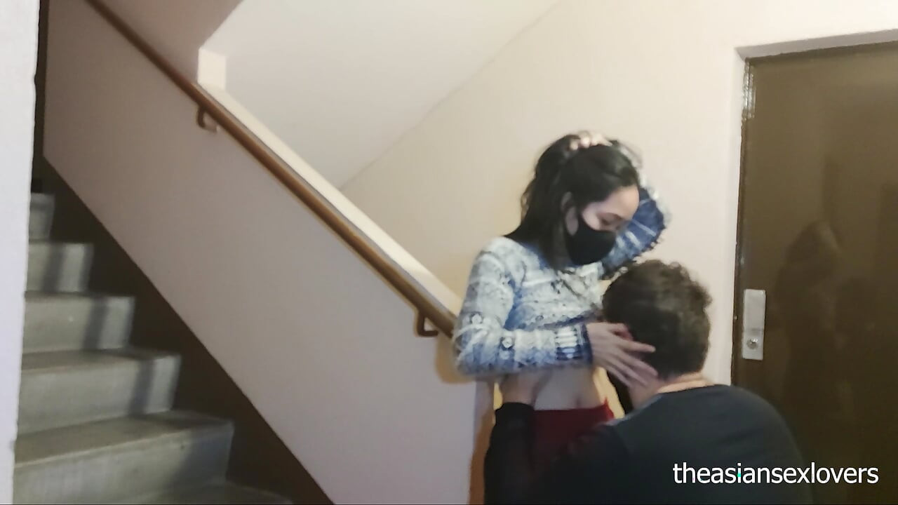 友達の建物の階段でセックスする