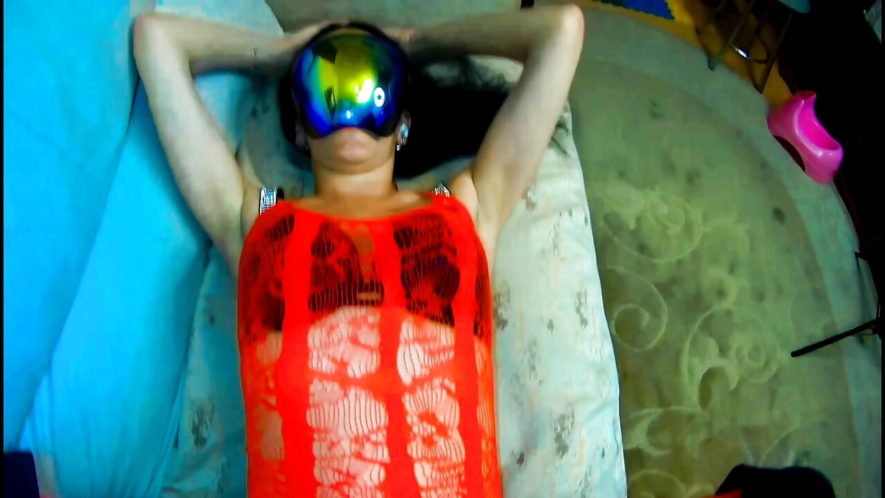 Dünne 45 jahre milf mit engen löchern in erotischen dessous und strümpfen betrügt