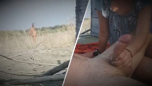 我的妻子在裸体海滩的一个陌生人面前抽搐我的鸡巴
