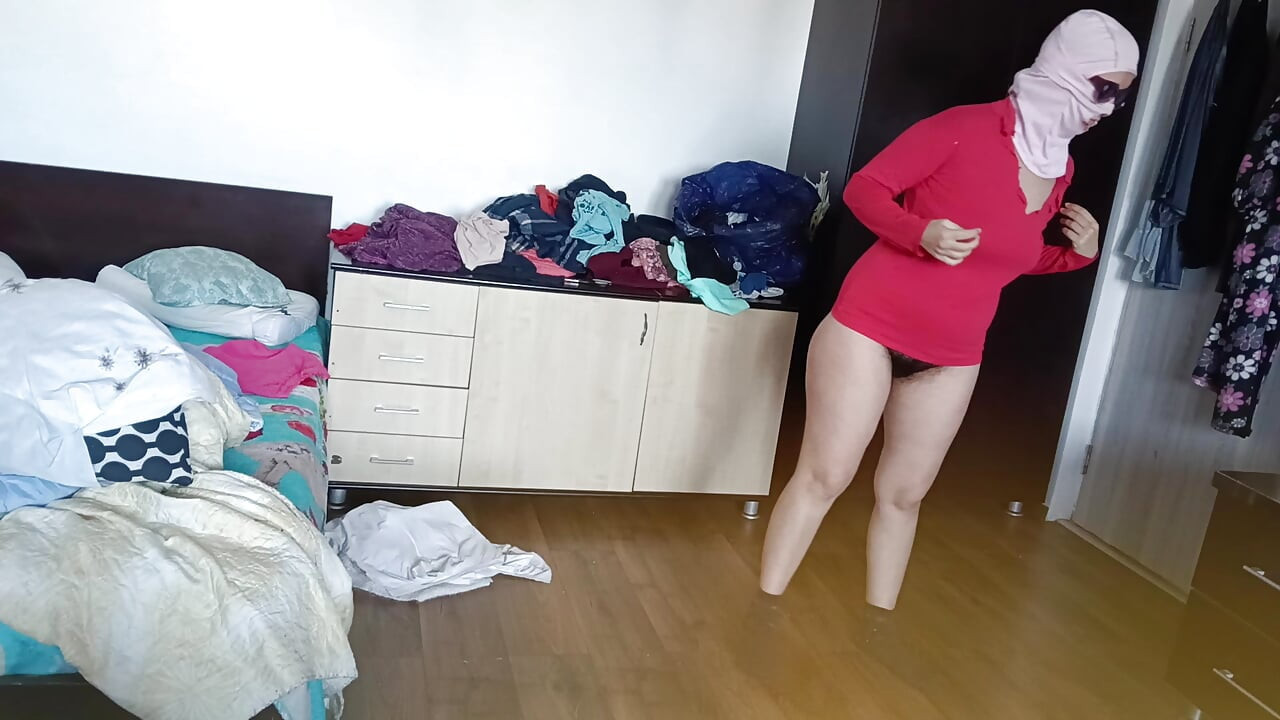 Cô vợ nghiệp dư vui vẻ thử quần áo và cắt chúng