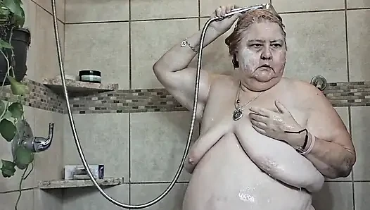 Vicki si suster cantik bahenol lagi asik muasin memeknya di kamar mandi!