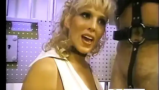 Женское доминирование, блондинка и госпожа-брюнетка мучает старого раба