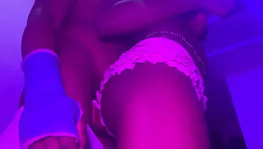 Echter selbstgedrehter amateur-sexy-tanz mit heißem ebenholz-teen, knackarsch auf meiner harten schwanznahaufnahme