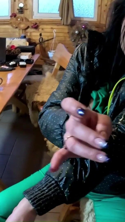 Green Downjacket Tease Smoking, poniženje i neuredna igra sperme | Klip 1