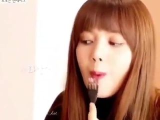 Korean celeb lisa eating food