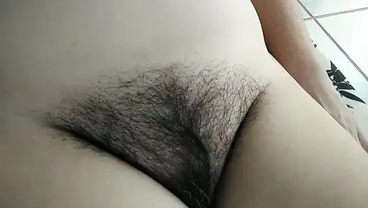 Aku lagi asik meraba toket dan memek berbuluku untuk kamu