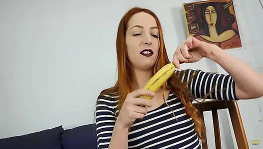 Liz dengan bersemangat memainkan sayuran favoritnya.