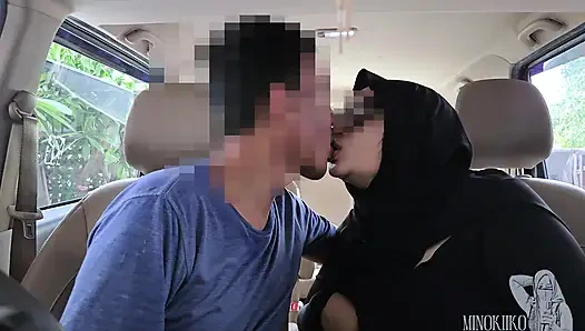 Tesettürlü kız kiralık arabada erkek arkadaşının emiyor - minokiiko