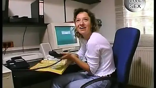 Olgun esmer fahişe amcığı dildoyla sikildikten sonra yarak emiyor