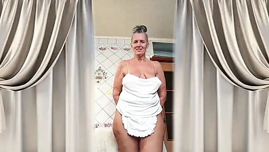 Ateşli ev hanımı Lukeria beyaz tanga ve küçük bir önlükle mutfakta flört ediyor