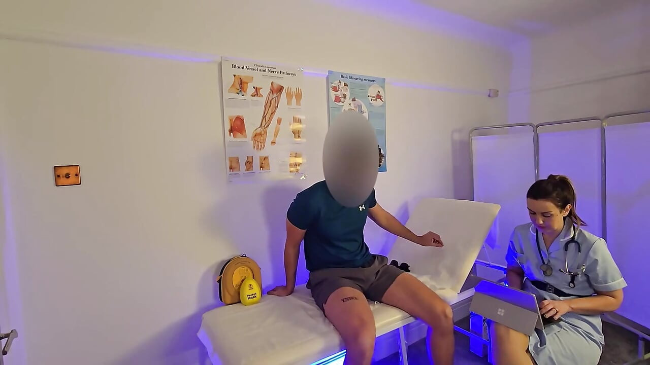 Skutečná UK Sestra Mi Kouří Na Klinice!