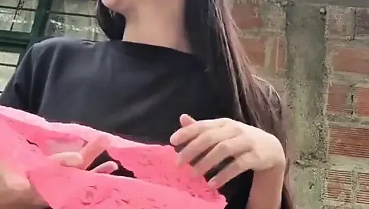 Yulieth Gomez berührt sich auf dem Parkplatz ihrer schwiewiege und zeigt ihre leckeren titten