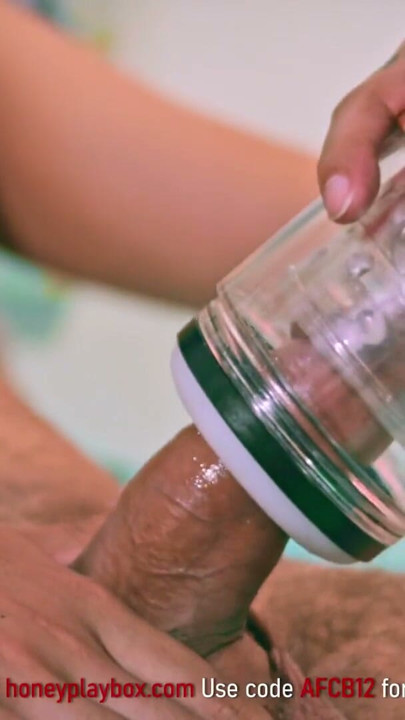 Video completo gratis probando el masturbador automático Honey Play Box Warrior, me hizo acabar fuerte en un orgasmo largo e intenso y post-orgasmo | Clip 1