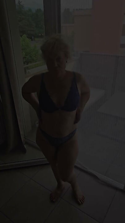 Oi, finalmente voltei, sua MILF vadia e promíscua tem muitas surpresas pela frente