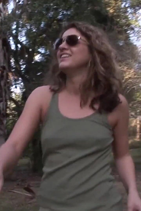 Corey, fille sexy qui fume, exhibe tout dans un parc