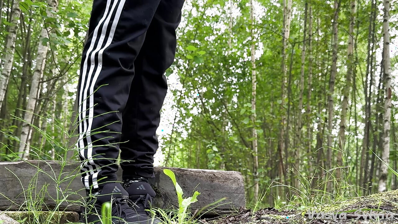 Pissen im wald - heiße blondine neckt mit ihren titten