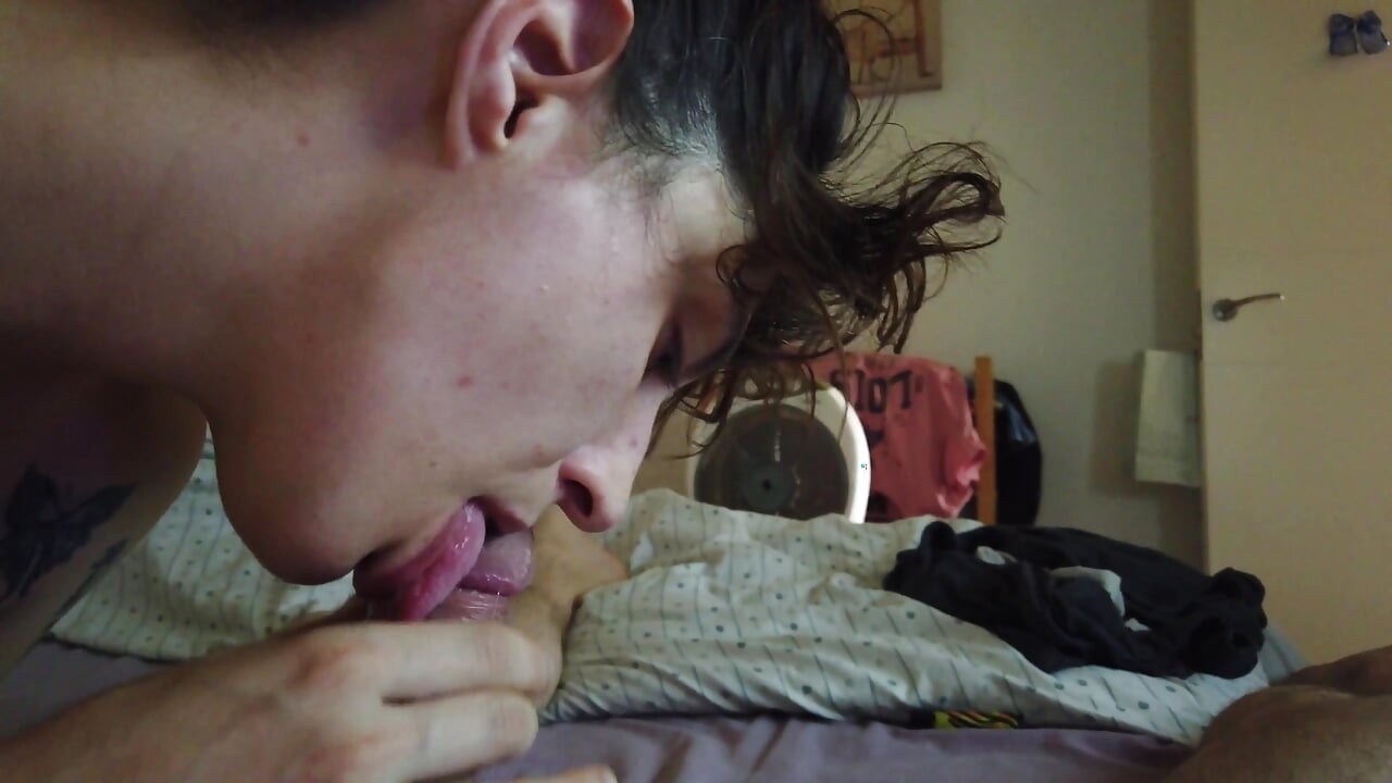 Δεν μπορούσα παρά να ρουφήξω τον πούτσο του γείτονά μου