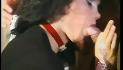 Un homme poilu baise brutalement une trans pendant qu’elle suce une autre bite en même temps