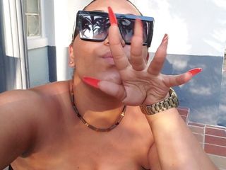 Sexy latina prende in giro grandi tette all'aperto
