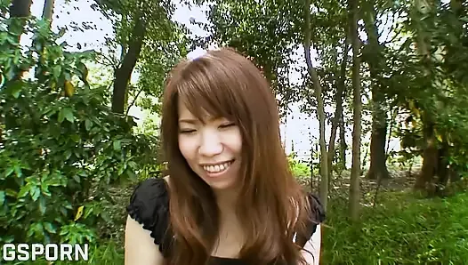 Горячая японская милфа Rie Obata занимается сексом в горячий день, трахая ее волосатую киску