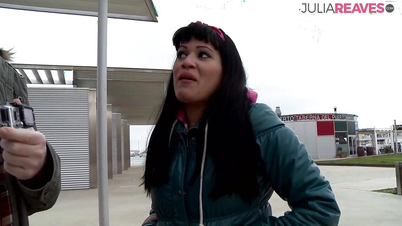 Гаряча сучка катається на масивному члені, смокчучи іншого в тріо