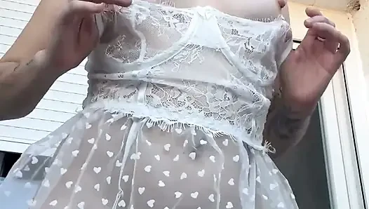 Kamu mau merokok bareng aku?