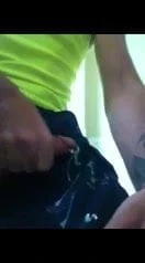 Pauzudo com piercing no pau gozando